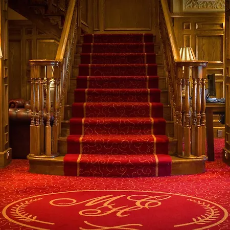 Meadow Court מלון 4*