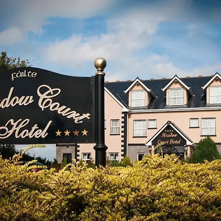 Meadow Court מלון לאוראה