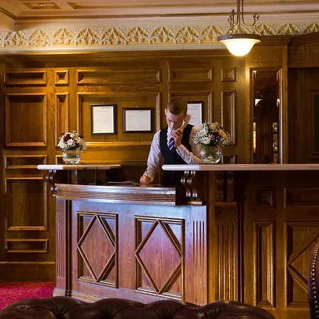 Meadow Court מלון 4*