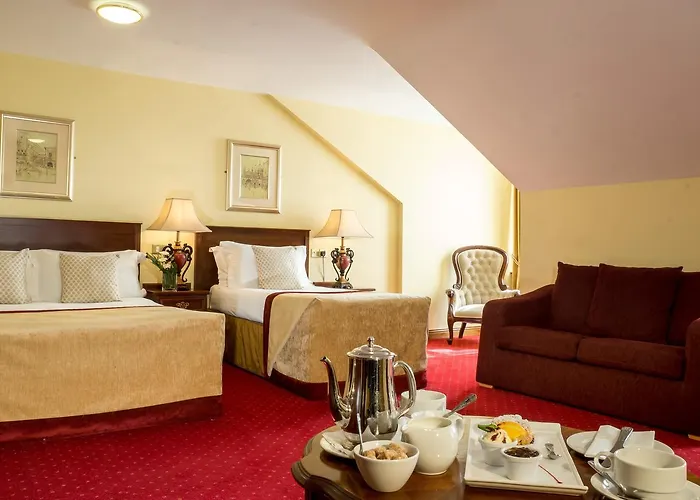 Meadow Court מלון 4*